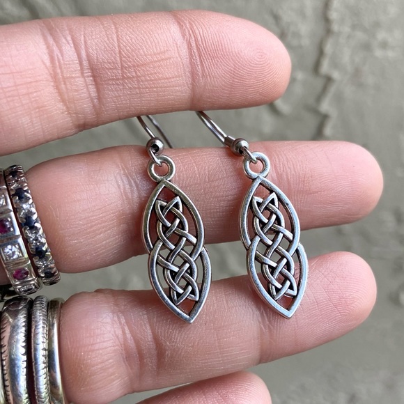 🔴 SALE ! red dot items are 2 for $25 . Bundle more than 3 and its $10 each 🙂 - Picture 8 of 9